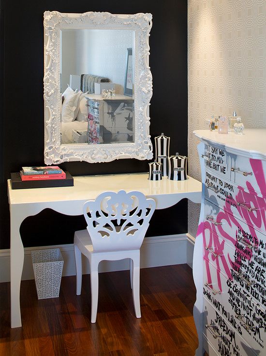 Toalettbord skrivbord vit barock spegel svart vägg