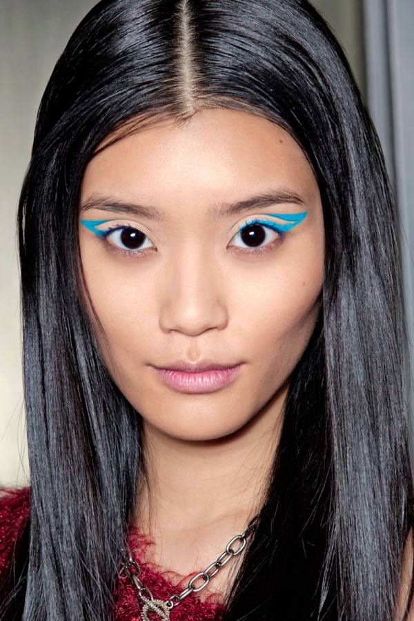 krökt-blå-eyeliner-svälja-aqua nyans-trend-ögon-make-up