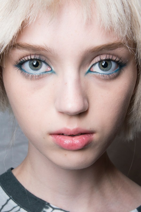 böjda-blå-eyeliner-vinter-ögon-sminkmålade ögonfransar
