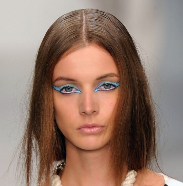 Rita en krökt-blå-eyeliner-svart-kontur-vattenlinje