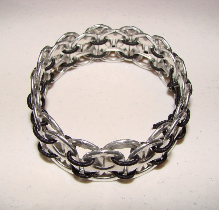 Knyt smycken från tennförslutningar -diy-armband-tillsammans