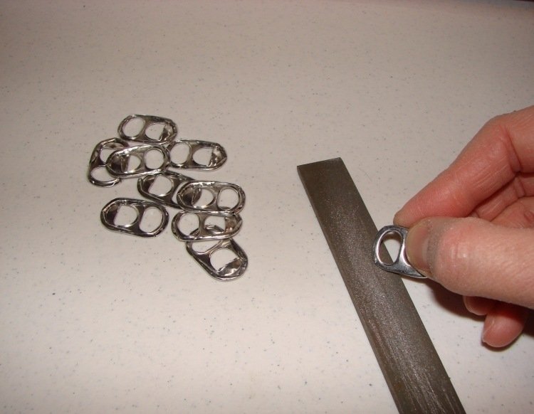smycken-från-burk-stängningar-diy-bågar-delar-kanter