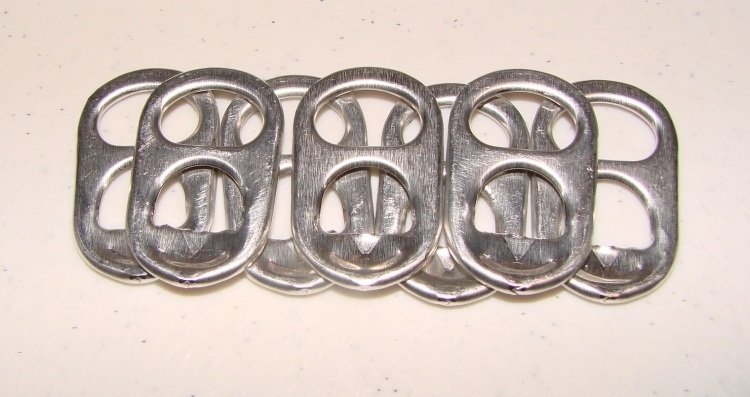 smycken-från-burk-förslutningar-diy-delar-silver-redo