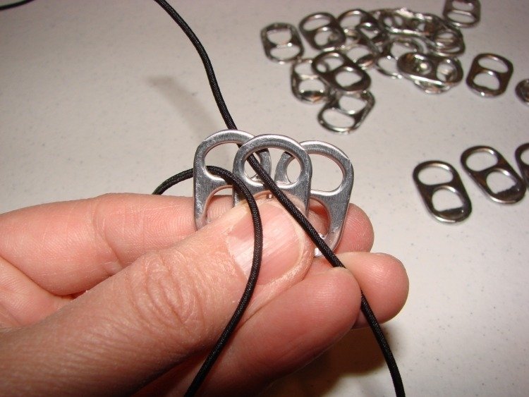 smycken-från-burk-förslutningar-diy-svart-tråd