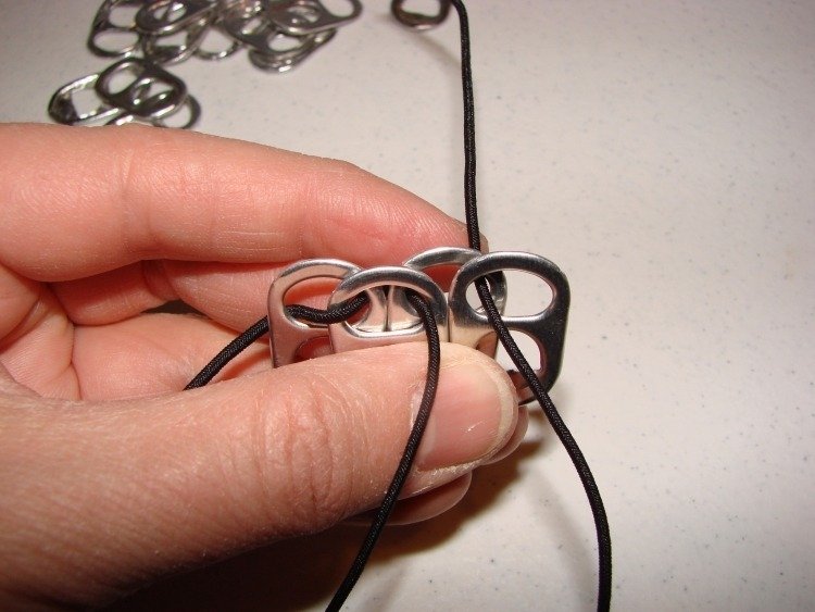smycken-från-burk-stängningar-diy-pull-thread