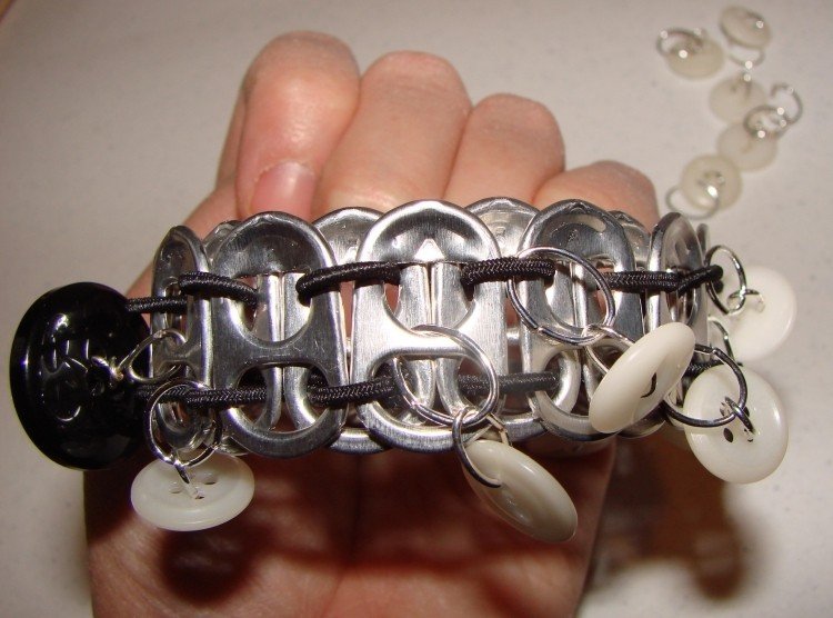 smycken-från-burk-stängningar-diy-dekorera-armband