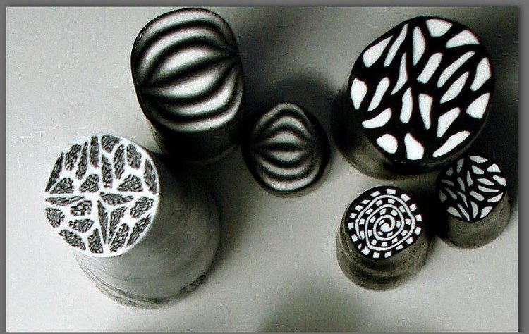 Smycken från modelleringslera-lakrits-fimo-tinker-svart-vit-idéer-mönster