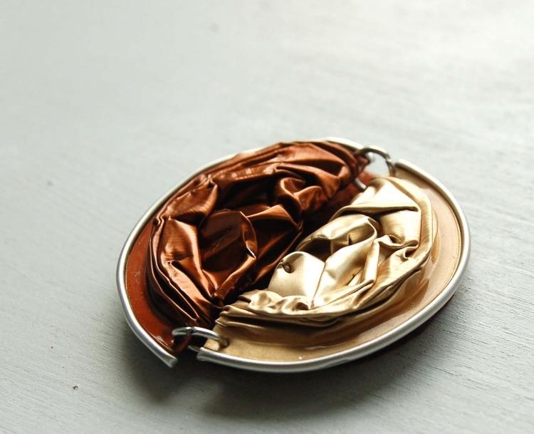 Tinker smycken från Nespresso kapslar -två halvor-guld-koppar