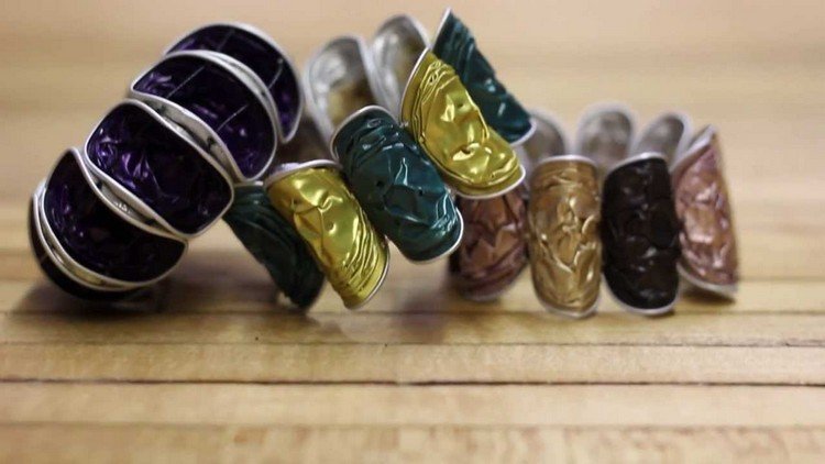smycken gjorda av nespresso-kapslar-armband-färger