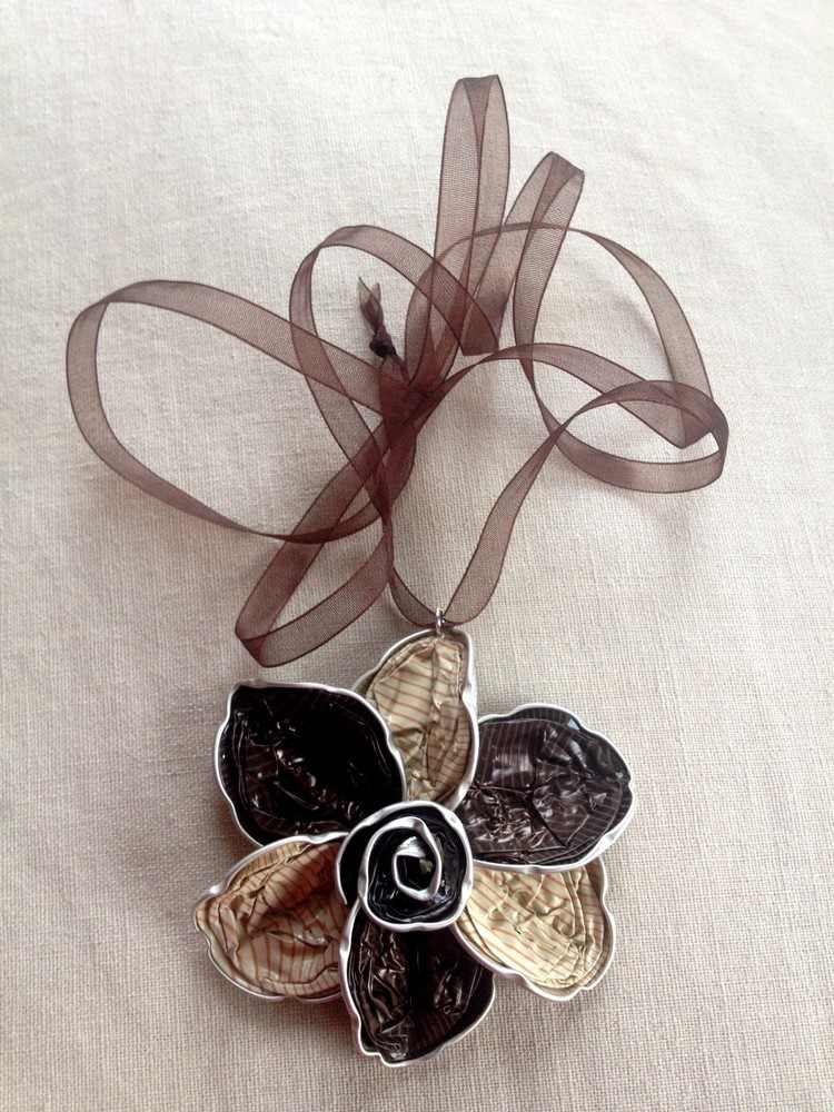 smycken gjorda av nespresso-kapslar-blomma-hängen