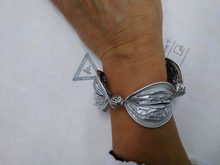 smycken gjorda av nespresso-kapslar-silverfärgade-armband