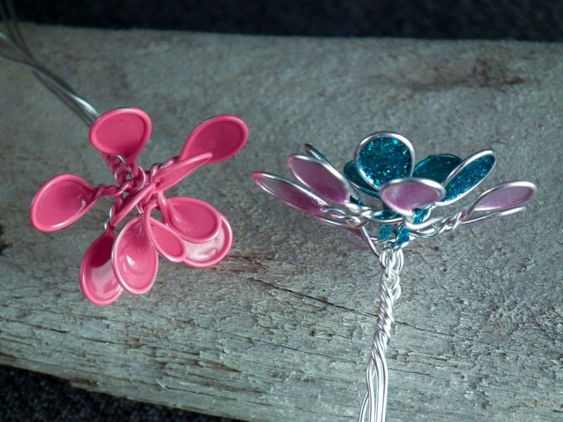 Smycken-gör-det-själv-tråd-blommor-nagellack-rosa-presentidé-mors dag