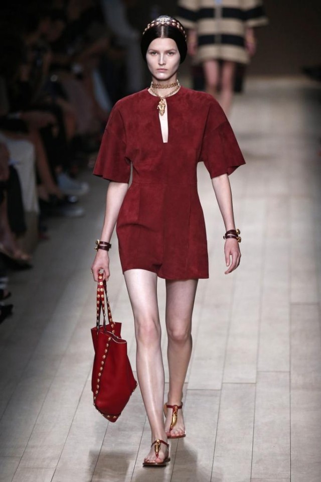 valentino fashion show röd klänning damsmycken trender