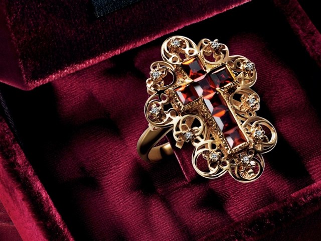 Ring-av-Dolce-och-Gabbana-safir-kors