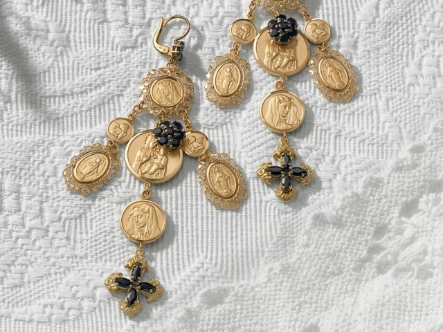 Religiöst-mönster-guld-örhängen-med-jade-ädelsten