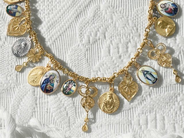 Religiösa motiv-Dolce-och-Gabbana-halsband-gjorda av guld
