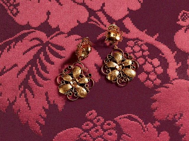 Märke-smycken-örhängen-med-blomma-motiv-gjorda av-guld