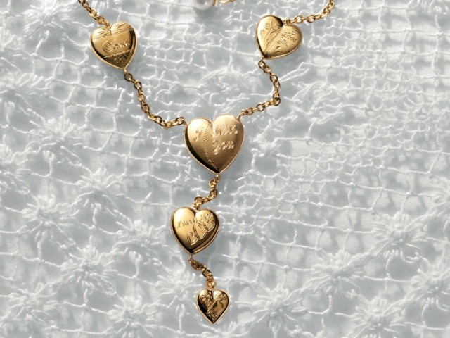 Halsband-gjort-av-guld-med-hjärtan-och-gravyr-sötvatten-pärlor