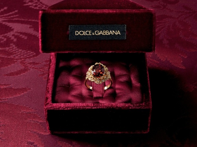 Guld-safir-röd-diamant-ring-av-Dolce-och-Gabbana