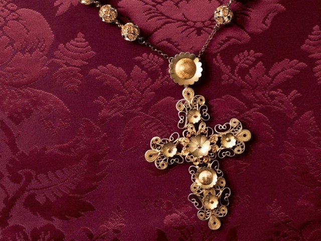 Guldkedja-av-Dolce-och-Gabbana-med-ett-hängande kors