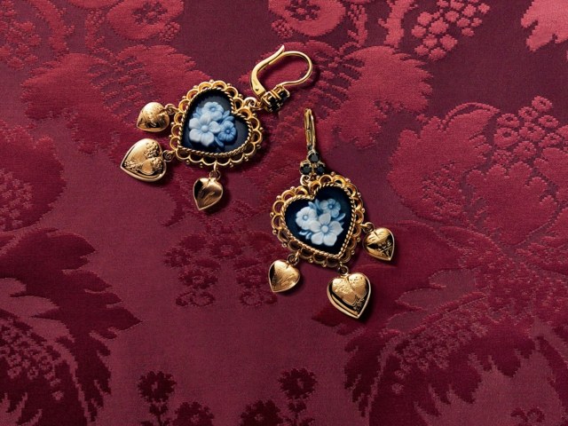 Guld-örhängen-med-hjärtform-Dolce-och-Gabbana