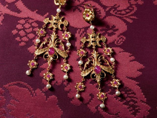 Örhängen i barockstil med sötvattenpärla och rubinsten