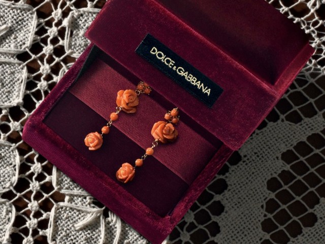 Dolce-och-Gabbana-smycken-guld-och-korall-sten-ros-motiv