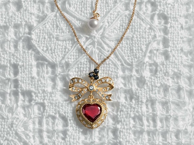Dolce-och-Gabbana-halsband-lång-med-rubinröd-sten-hjärta-form