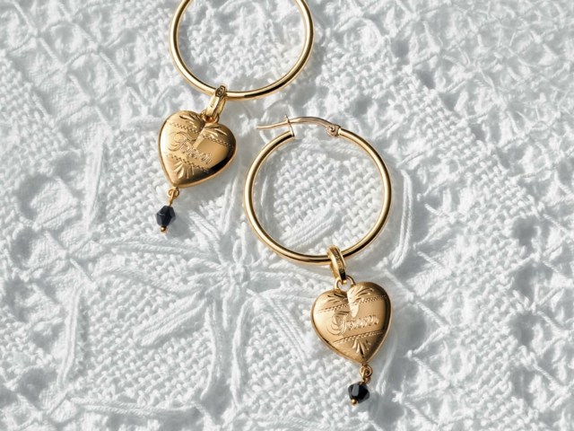 Hjärtformade-ring-örhängen-med-hängen-och-jade-ädelsten