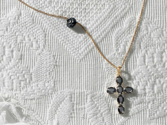 Dolce-och-Gabbana-halsband-kors-av-guld-och-svart ädelsten