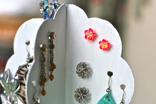 DIY smycken står i trädformade örhängen