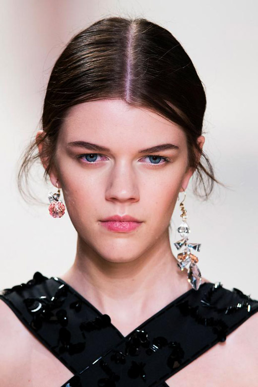 smycken-trender 2015 nina-ricci-bär-olika-örhängen