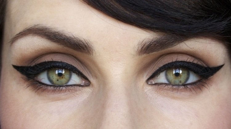 påhittade ögon-eyeliner-klassisk-gröna-ögon-perfekt-look