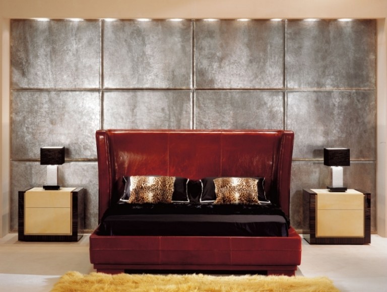 Fina sängar-läder-brun-röd-ram-vägg-marmor-kakel