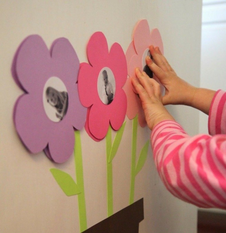 pyssla med barn tavelram idé blommor papper vägg design