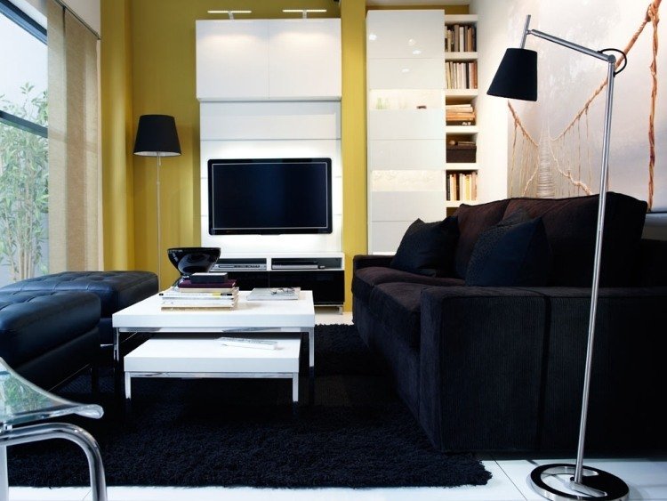 Fin inredning-idéer-vardagsrum-tv-svart-vit-gul-accent-läslampa-soffa-fönster