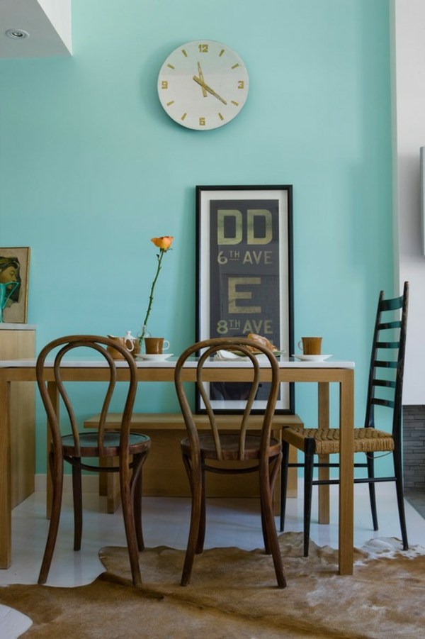 blå vägg matsal vintage stolar