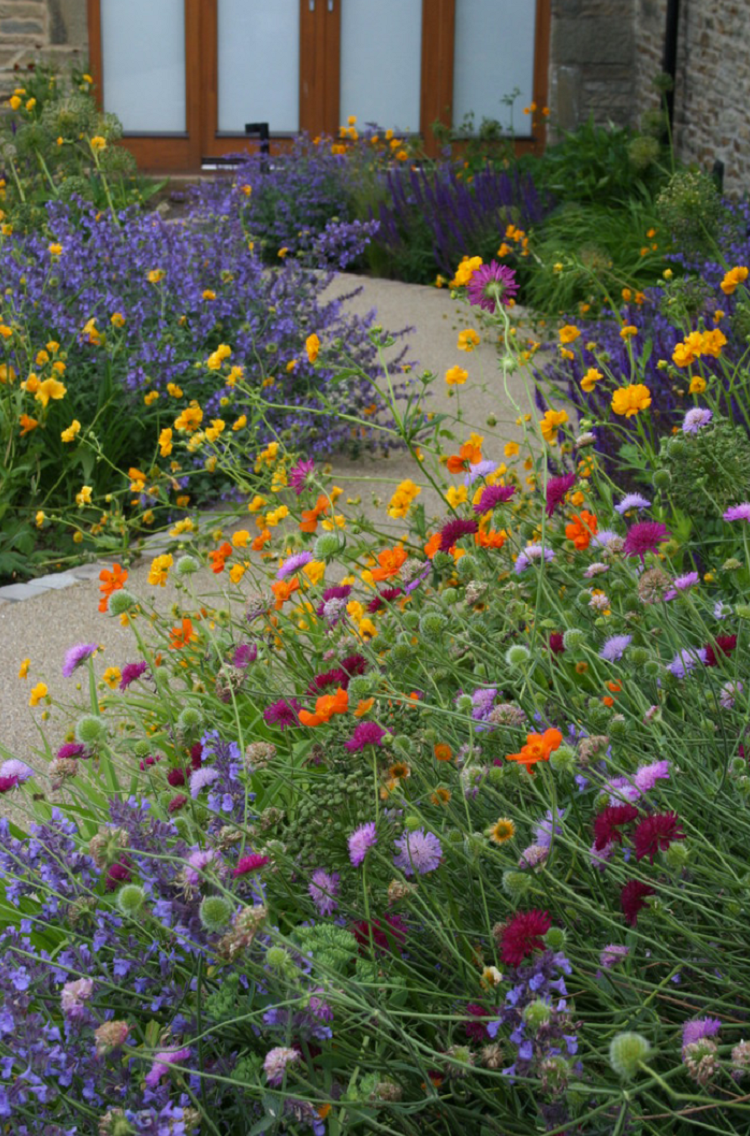 vackra färgkombinationer trädgård färgpalett gångväg design