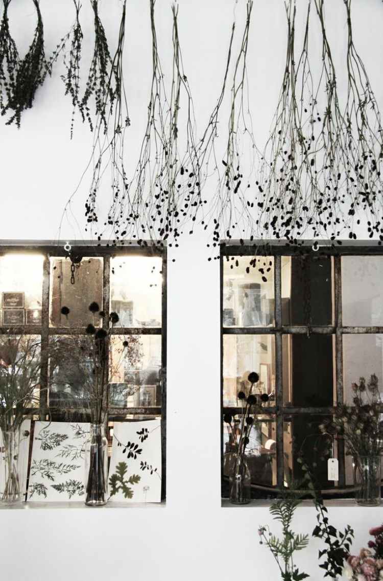 fönsterdekoration-höst-gör-det-själv-pyssla-torka-blommor-växter-hänga-upp-vägg-måla-vit-gitter-fönster-botaniska