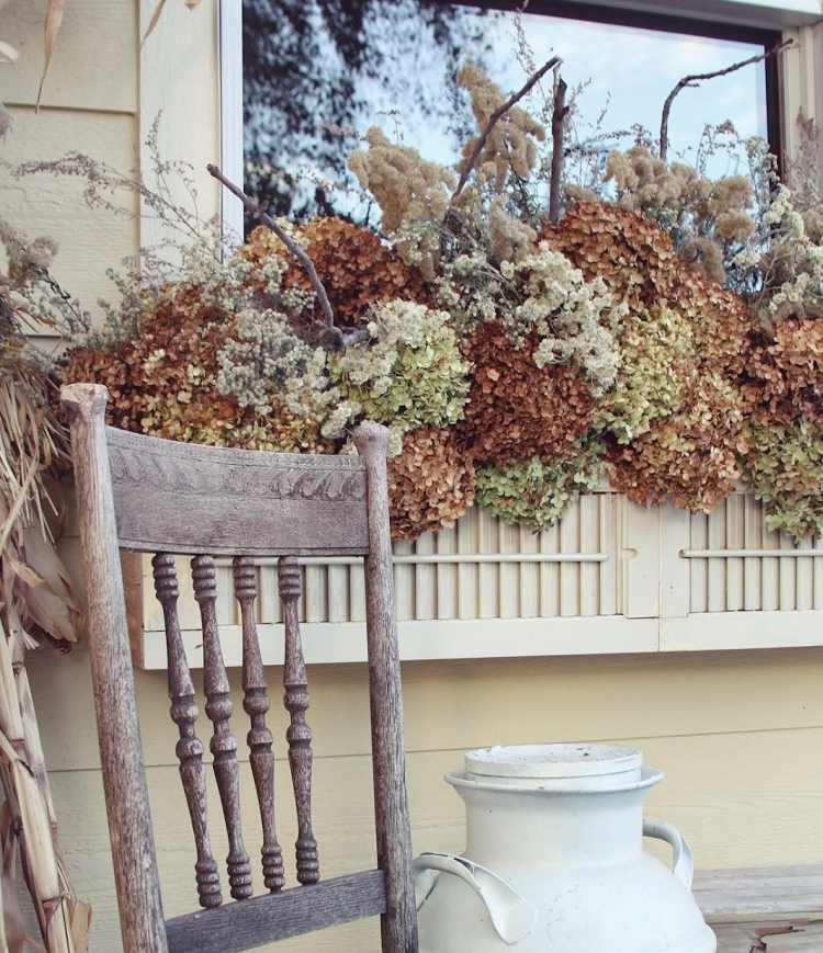 fönsterdekoration-höst-gör-det-själv-torka-blommor-växter-utomhus-fönsterbrädan-vit-vintage-stol-skalad-av-färg