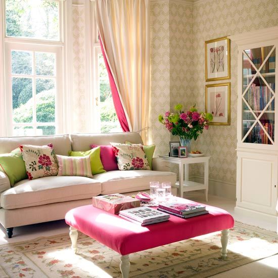 vårdekoration vardagsrum ecru soffa rosa ottoman