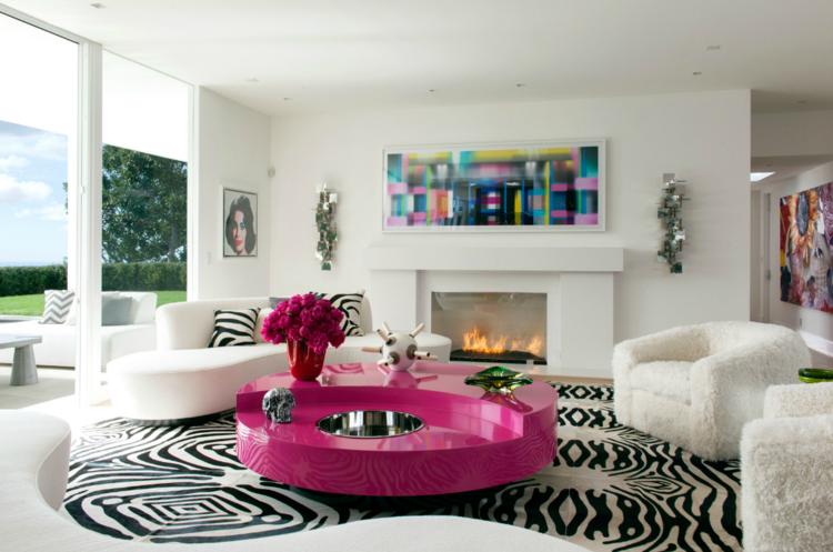vårdekoration-vardagsrum-rosa-blommor-soffbord-modern-zebramatta