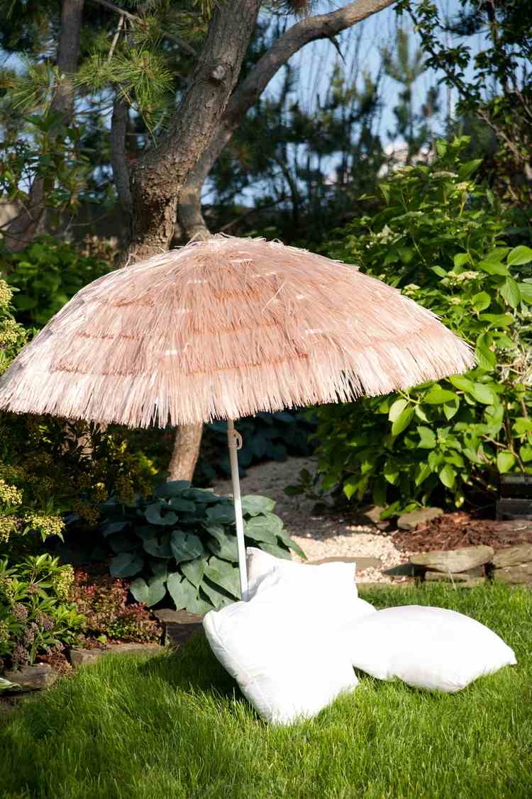 vacker-trädgård-idéer-strand-känsla-parasoll-hawaii-look-syntetisk fiber