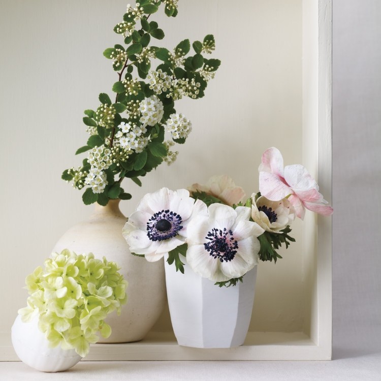 vårdekoration-idéer-konstgjorda-blommor-vaser-vit-porslin-dekoration