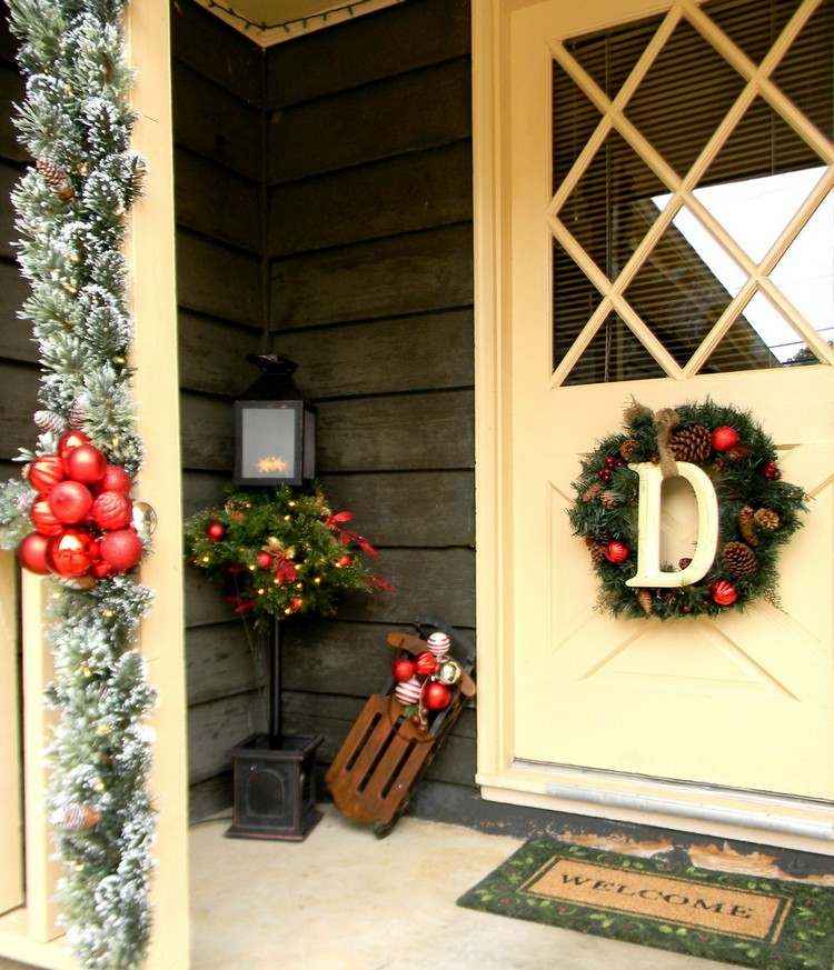 jul-dekoration-utanför-dörr-krans-veranda