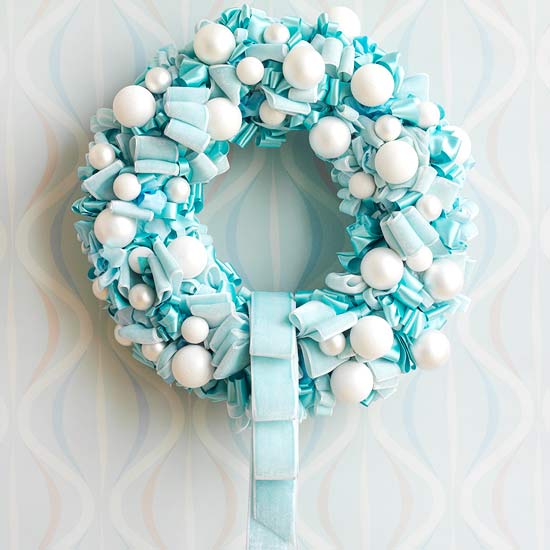 jul-dekoration-idéer-dörr-krans-blå-rosetter-vita-bollar