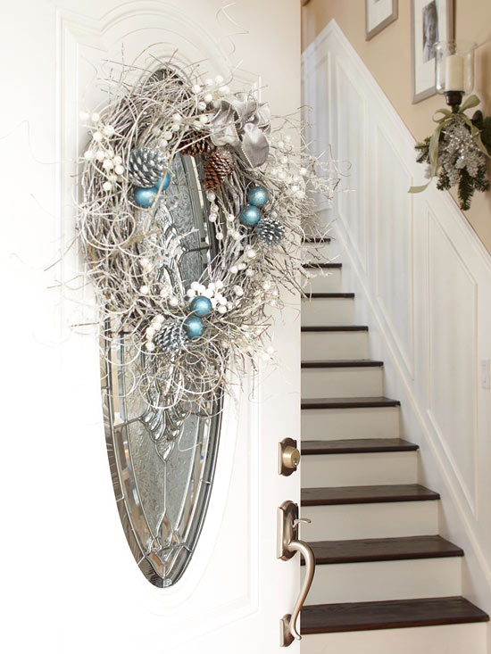 Juldekoration-idéer-ytterdörr-silver-dörrkrans