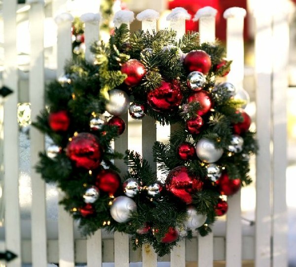 Idéer-utomhus-dekoration-till-jul-staket-krans
