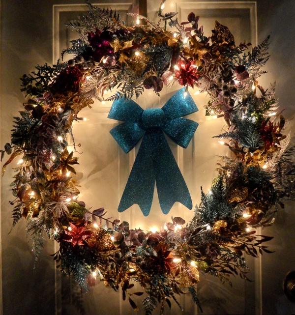 Idéer-utomhus-dekoration-till-jul-dörr-krans-sagoljus
