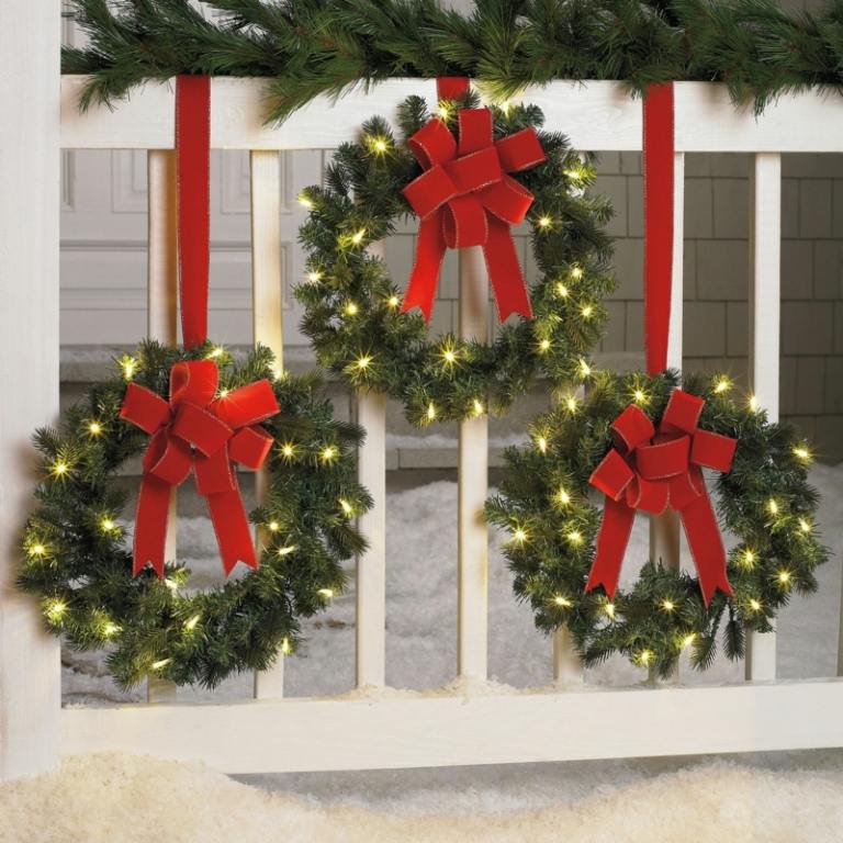 utomhus dekoration för jul veranda balustrade kransar loopar röda fairy lampor